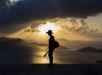 Kenny Chesney didn’t know if his friends would live; amid hurricane uncertainty, he began ‘Songs for the Saints’