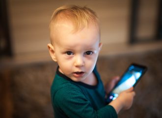 Screen-time warning: Toddlers given tablets, phones to play with can suffer lasting brain damage
