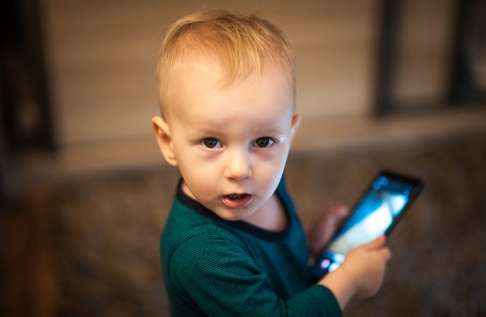Screen-time warning: Toddlers given tablets, phones to play with can suffer lasting brain damage