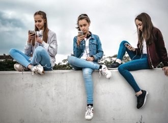 Kids who use social media score lower on reading and memory tests, a study shows
