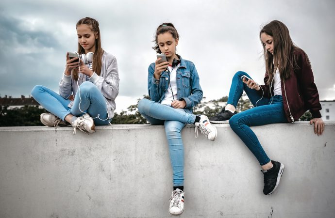 Kids who use social media score lower on reading and memory tests, a study shows